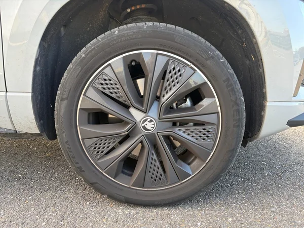 SKODA Karoq (2025) — foto 14 van 24