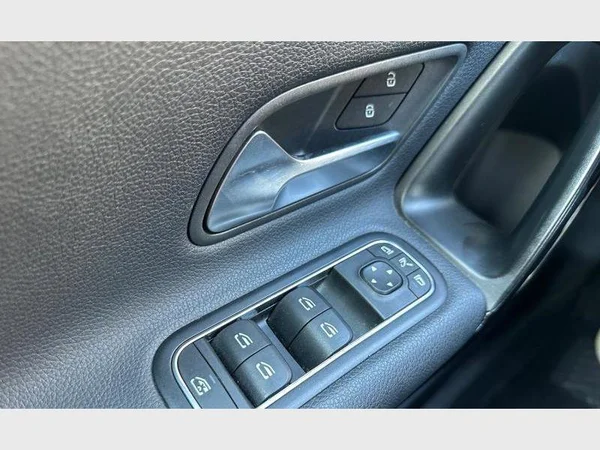 Mercedes-Benz A 180 (2019) — foto 16 van 23
