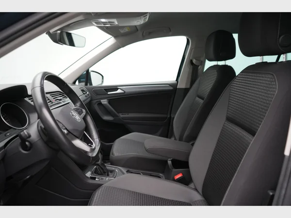 VOLKSWAGEN Tiguan (2021) — foto 27 van 29