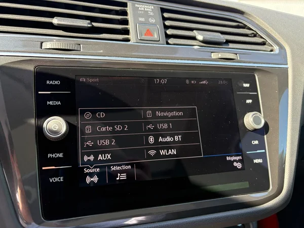 VOLKSWAGEN Tiguan (2018) — foto 16 van 23
