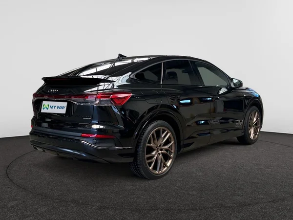 AUDI Q4 Sportback e-tron (2024) — foto 18 van 22