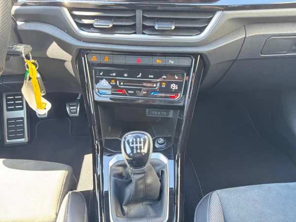 VOLKSWAGEN T-Roc (2023) — foto 3 van 24