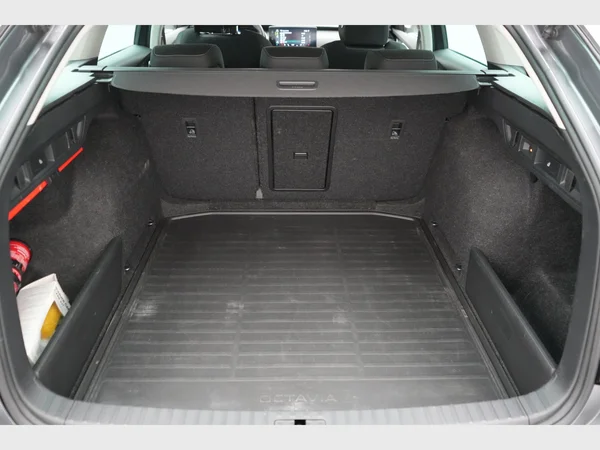 SKODA Octavia Combi (2023) — foto 13 van 30