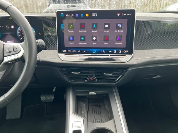 VOLKSWAGEN Passat SW (2024) — foto 4 van 23