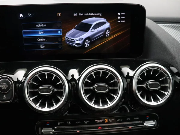 Mercedes-Benz GLA (2022) — foto 13 van 30