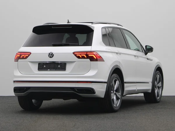 VOLKSWAGEN Tiguan (2023) — foto 12 van 23