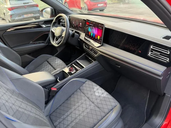 VOLKSWAGEN Tiguan (2024) — foto 9 van 27