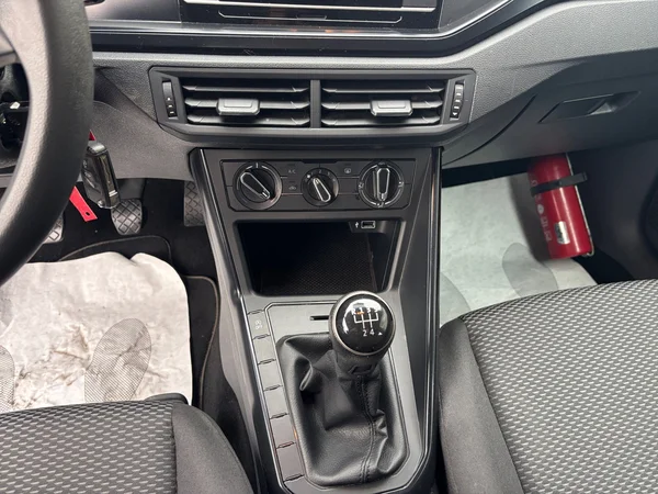VOLKSWAGEN Polo (2017) — foto 2 van 18