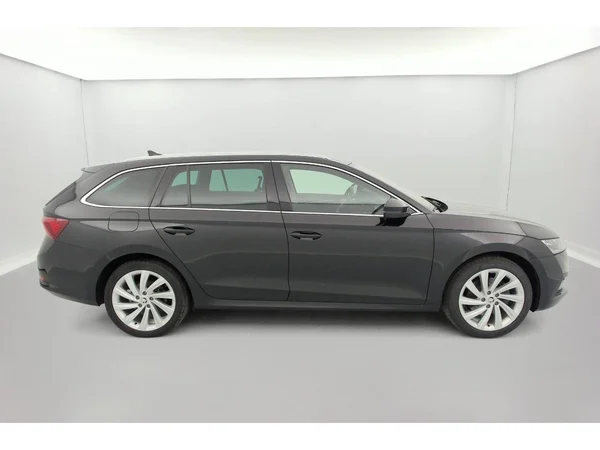 SKODA Octavia Combi PHEV (2021) — foto 2 van 37