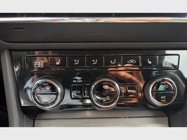 Skoda Superb Combi (2023) — foto 18 van 27