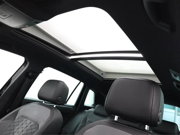 VOLKSWAGEN Tiguan (2021) — foto 14 van 23