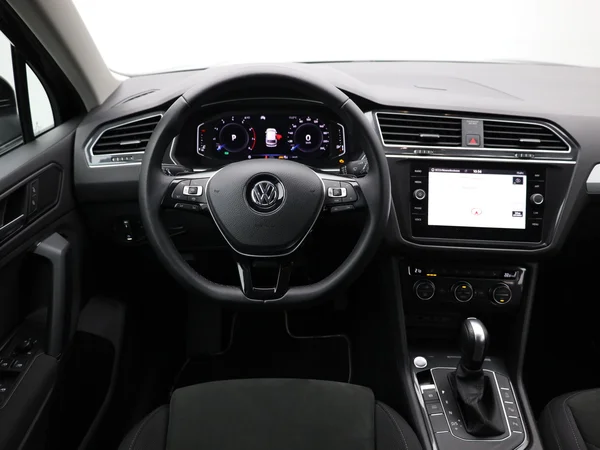 VOLKSWAGEN Tiguan (2019) — foto 17 van 18