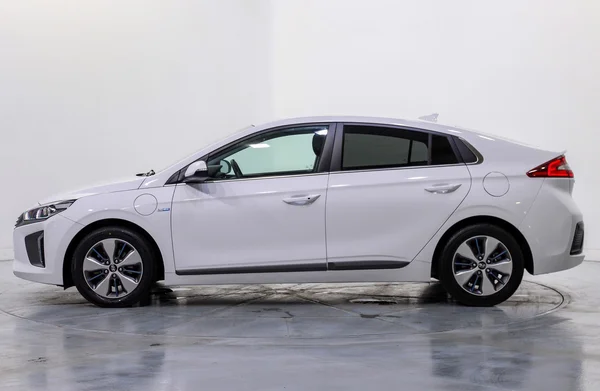 Hyundai Ioniq PHEV (2018) — foto 12 van 54
