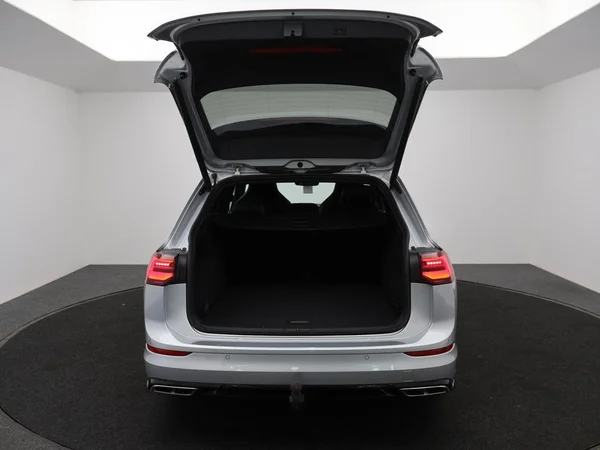 VOLKSWAGEN Golf VIII SW (2024) — foto 2 van 31