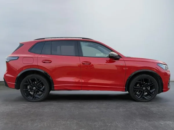 VOLKSWAGEN Tiguan (2024) — foto 12 van 27