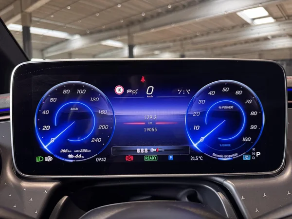 Mercedes-Benz EQE (2024) — foto 2 van 30