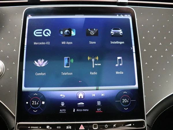 Mercedes-Benz EQE (2025) — foto 16 van 34