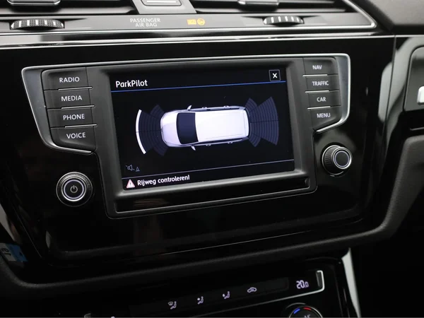 VOLKSWAGEN Touran (2016) — foto 9 van 17