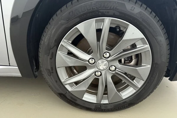 Peugeot E-208 (2022) — foto 10 van 18
