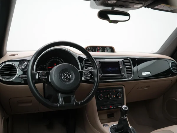 VOLKSWAGEN Beetle Cabriolet (2015) — foto 18 van 39