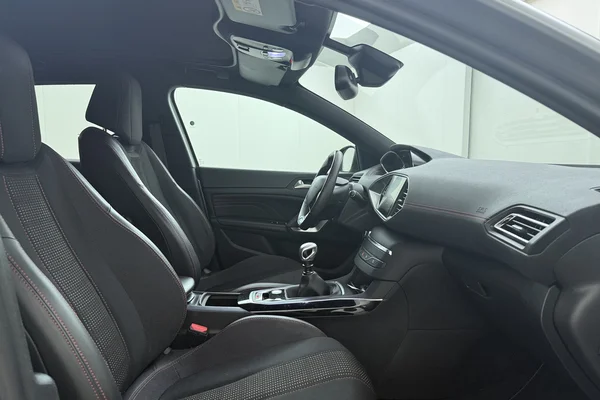 Peugeot 308 (2016) — foto 20 van 22