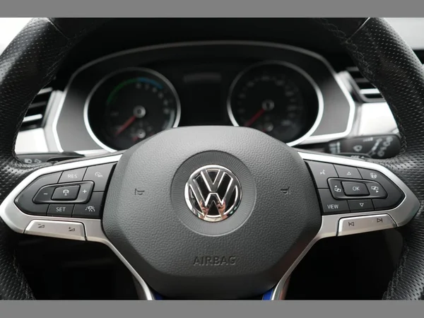 VOLKSWAGEN Passat GTE (2020) — foto 14 van 30