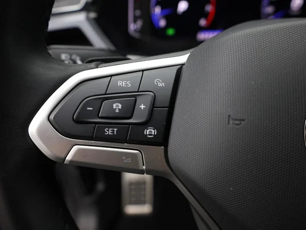 VOLKSWAGEN Touran (2023) — foto 9 van 22