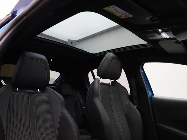 Peugeot e-208 (2023) — foto 40 van 50