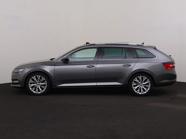 SKODA Superb (2023) — foto 12 van 31