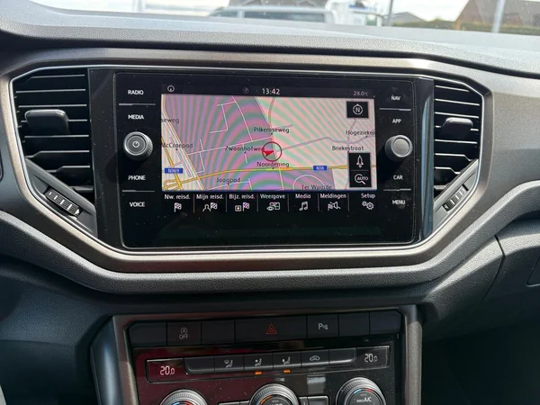 VOLKSWAGEN T-Roc (2018) — foto 4 van 21