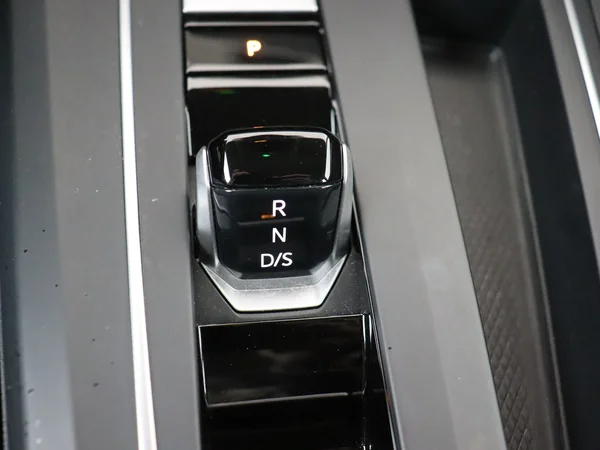 VOLKSWAGEN Golf (2024) — foto 4 van 28