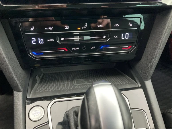 VOLKSWAGEN Passat Variant (2024) — foto 16 van 36