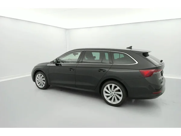 SKODA Octavia Combi PHEV (2022) — foto 35 van 36