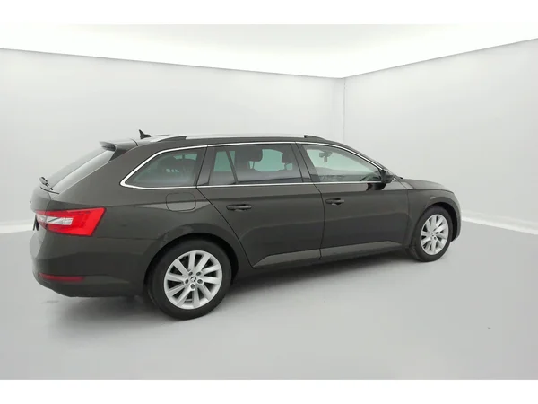 SKODA Superb Combi (2020) — foto 31 van 36