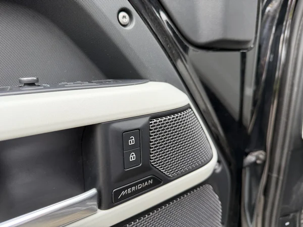 Land Rover Defender (2022) — foto 17 van 31