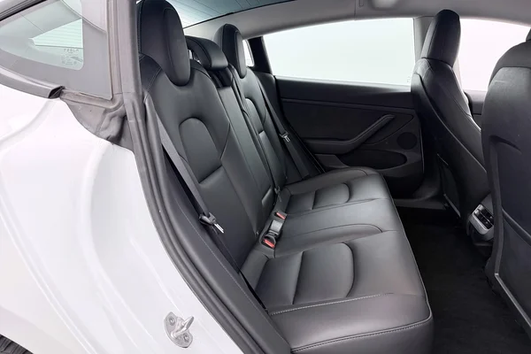 Tesla Model 3 (2023) — foto 18 van 44