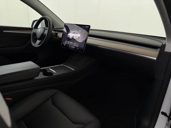 TESLA Model Y (2024) — foto 3 van 30
