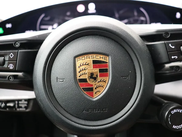 Porsche Taycan (2022) — foto 10 van 38