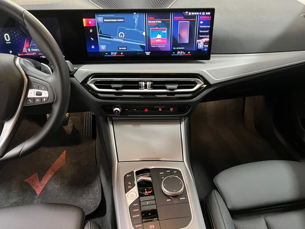 BMW 320 (2023) — foto 13 van 29