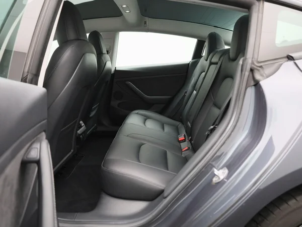 Tesla Model 3 (2022) — foto 2 van 47
