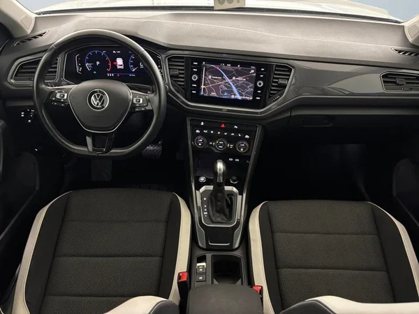 VOLKSWAGEN T-Roc (2021) — foto 4 van 26