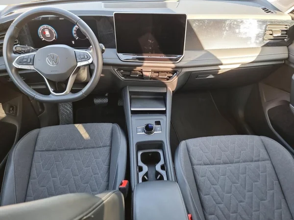 VOLKSWAGEN Tiguan (2024) — foto 3 van 23