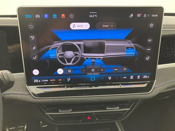 VOLKSWAGEN Passat SW (2024) — foto 11 van 36