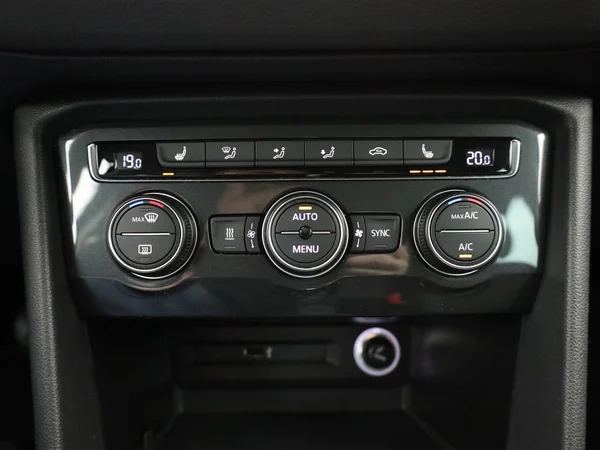 VOLKSWAGEN Tiguan (2020) — foto 2 van 25