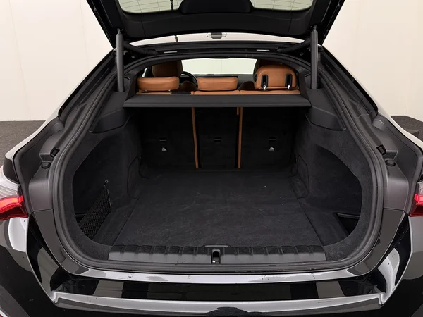 BMW i4 (2023) — foto 8 van 33