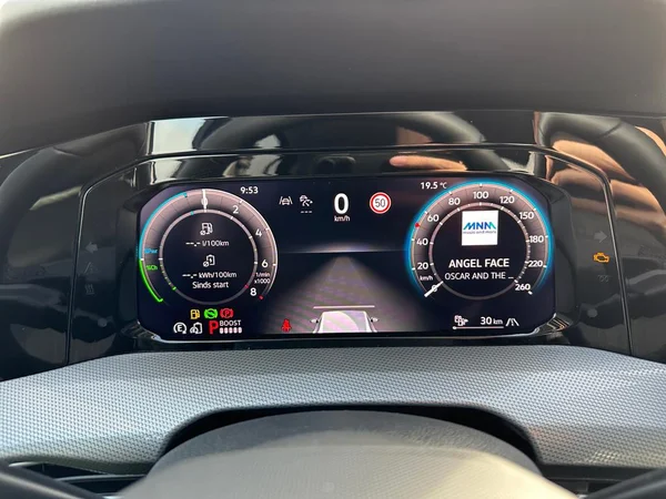 VOLKSWAGEN Golf VIII (2024) — foto 3 van 16