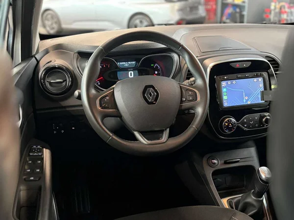 Renault Captur (2018) — foto 14 van 16
