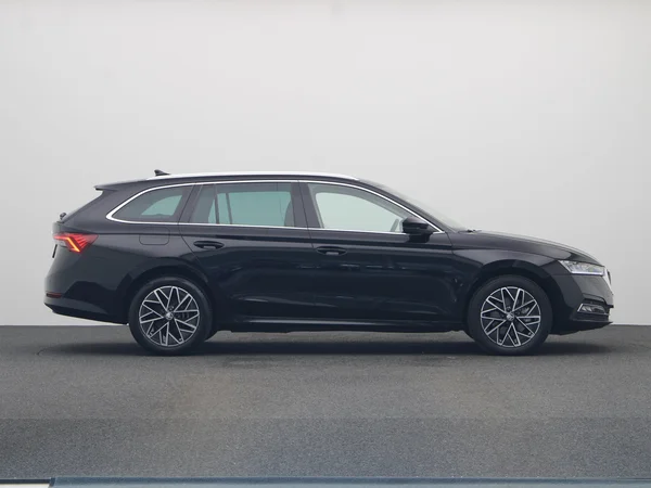 SKODA Octavia Combi PHEV (2024) — foto 6 van 20