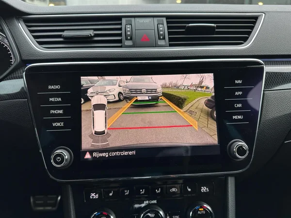 SKODA Superb Combi (2017) — foto 5 van 22