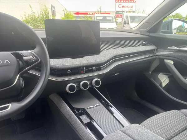 SKODA Superb Combi (2025) — foto 11 van 12